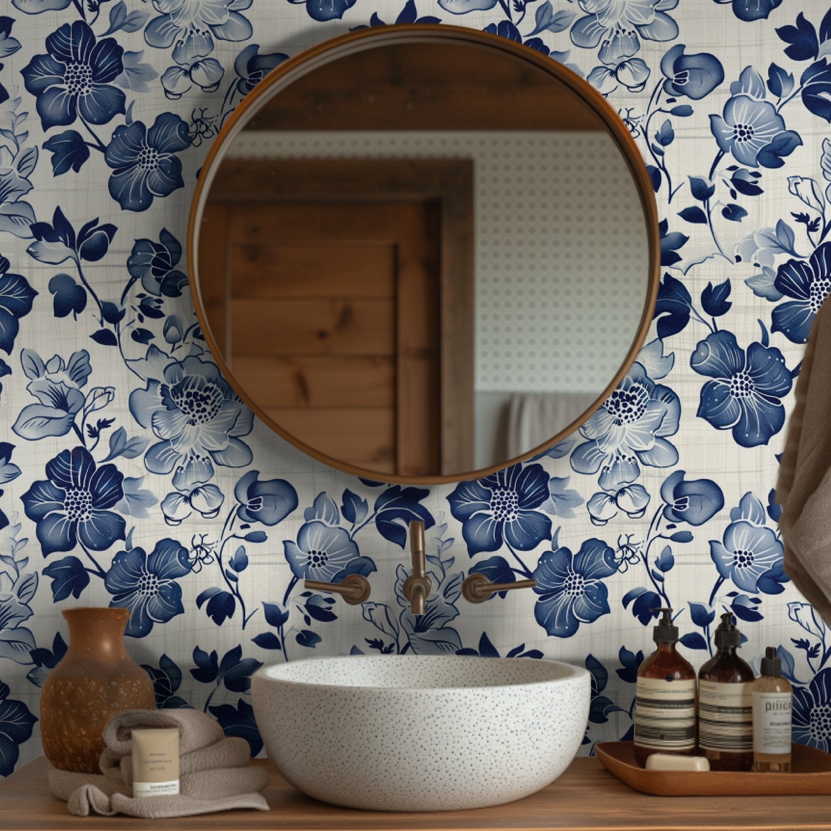 Papel tapiz floral azul Adira para baños y recibidores