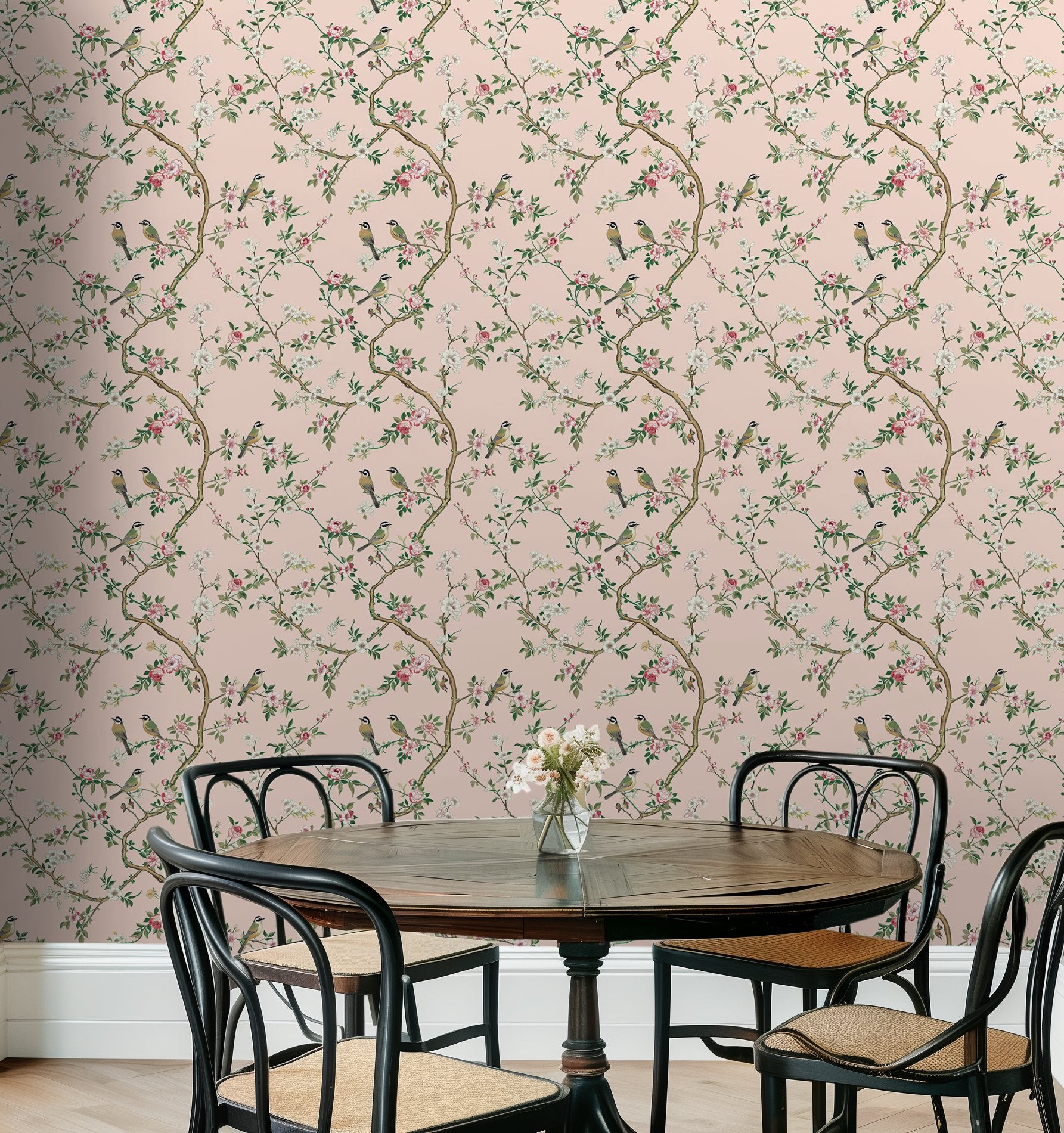 Papel tapiz ramas florales y aves en fondo rosa suave