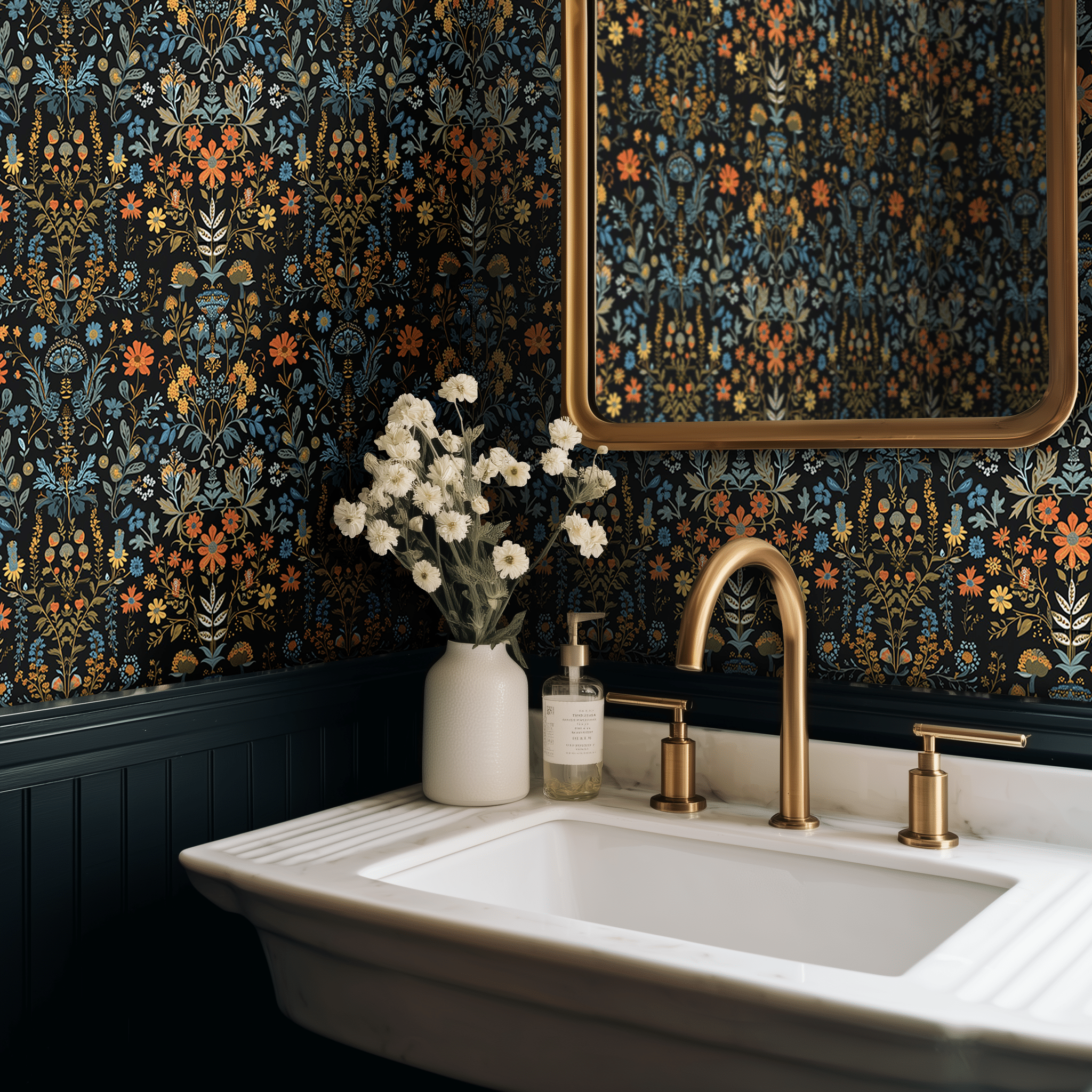 Papel tapiz floral oscuro elegante con motivos vintage
