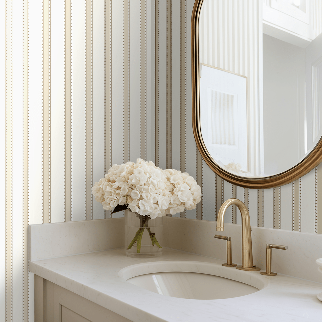 Papel tapiz rayas elegantes crema y dorado Philomena