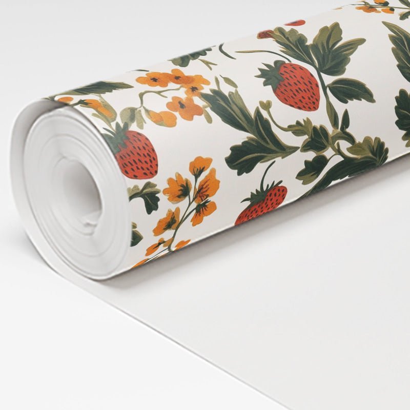 Papel tapiz floral vintage con flores y fresas coloridas