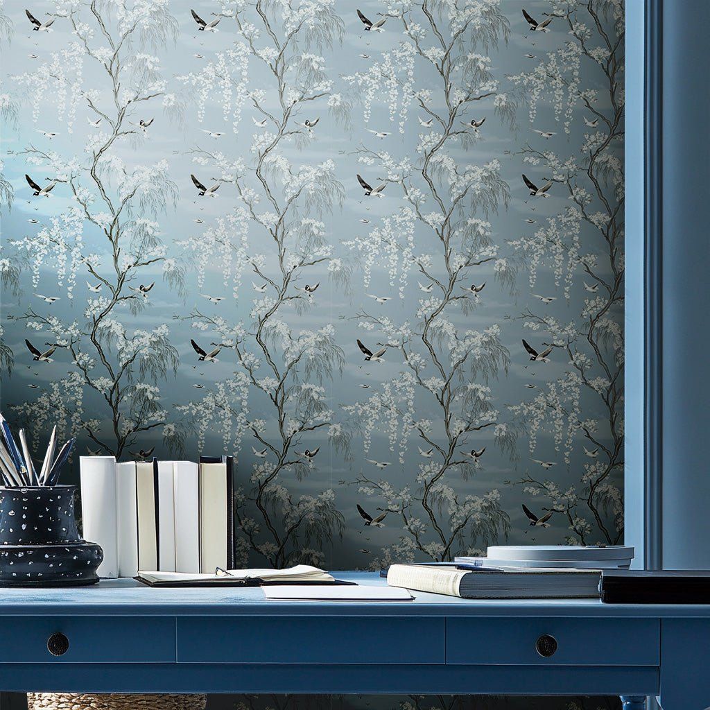 Papel tapiz Aves y flores blancas sobre azul